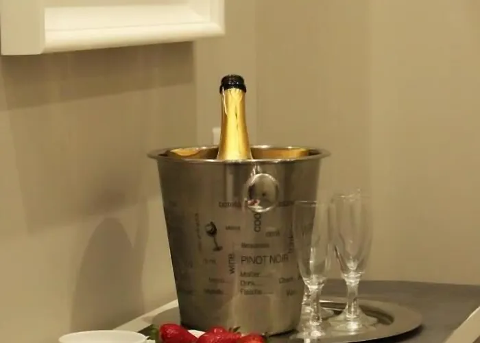 לינה וארוחת בוקר Residenza La Scala נאפולי